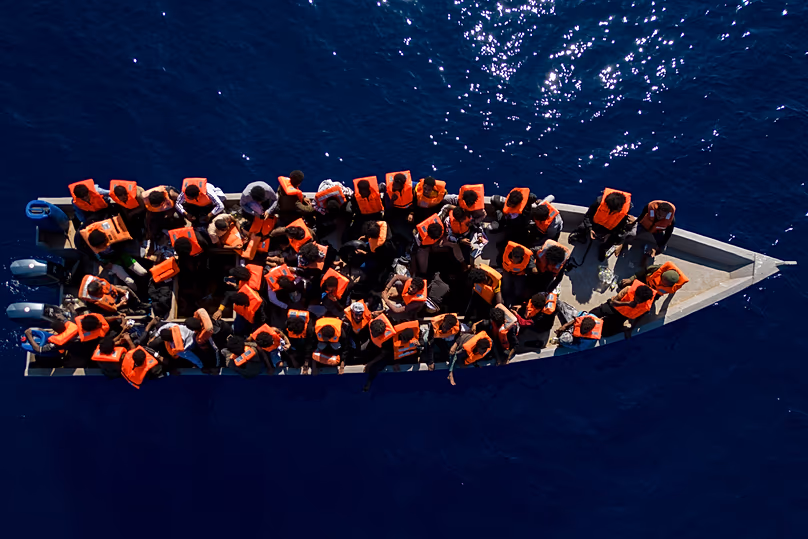 Des migrants d'Érythrée, de Libye et du Soudan naviguent dans un bateau en bois avant d'être assistés par des travailleurs humanitaires de l'ONG espagnole Open Arms en Méditerranée, le 17 juin 2023.