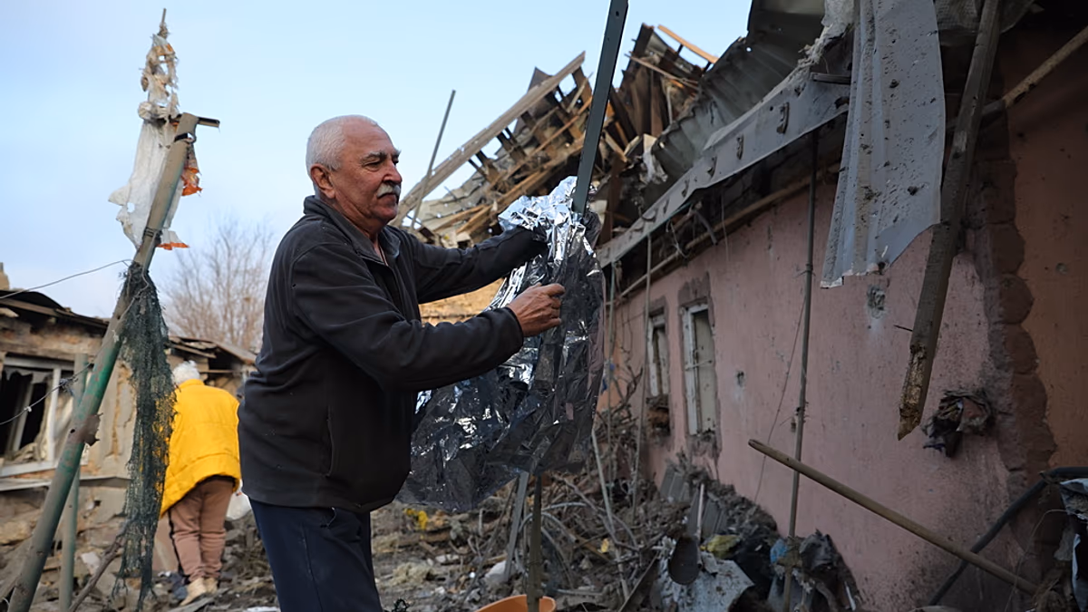 Une attaque russe nocturne contre l'Ukraine fait quatre morts alors que les envoyés américains et russes tiennent des pourparlers de paix