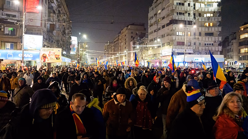 Des manifestants manifestent contre les mesures d’austérité du gouvernement à Bucarest, en Roumanie, le jeudi 15 janvier 2026. (AP Photo/Andreea Alexandru)