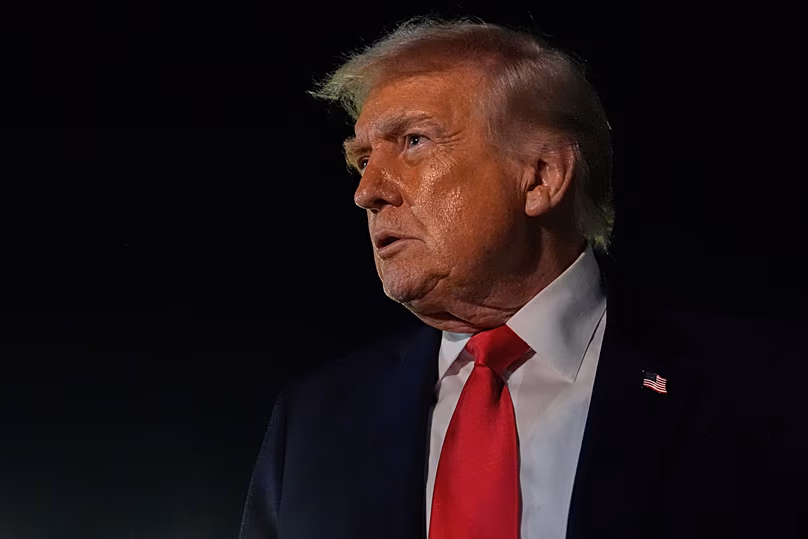 Le président Donald Trump s'adresse aux journalistes avant de monter à bord d'Air Force One à l'aéroport international de Palm Beach, le lundi 19 janvier 2026, à West Palm Beach, en Floride.