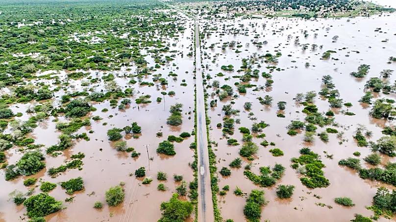 Les eaux de crue recouvrent la route Chibuto-Chaimite dans la province de Gaza, au Mozambique, le samedi 17 janvier 2026.