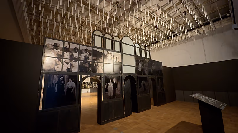 Installation de Dorota Nieznalska au Musée ethnographique de Varsovie.