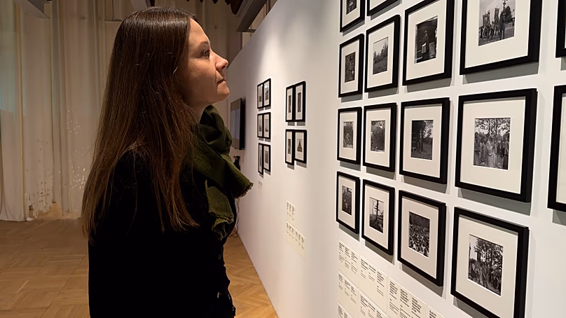 Magdalena Wróblewska, directrice du Musée ethnographique de Varsovie, se réjouit que l'exposition comprenne des photographies de l'ethnographe Antoni Kroh.
