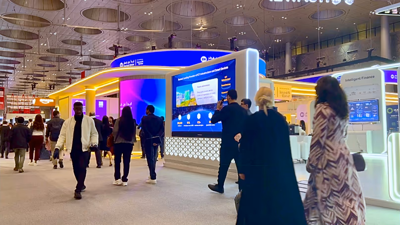 Les participants arrivent le jour de l'ouverture du Web Summit Qatar.