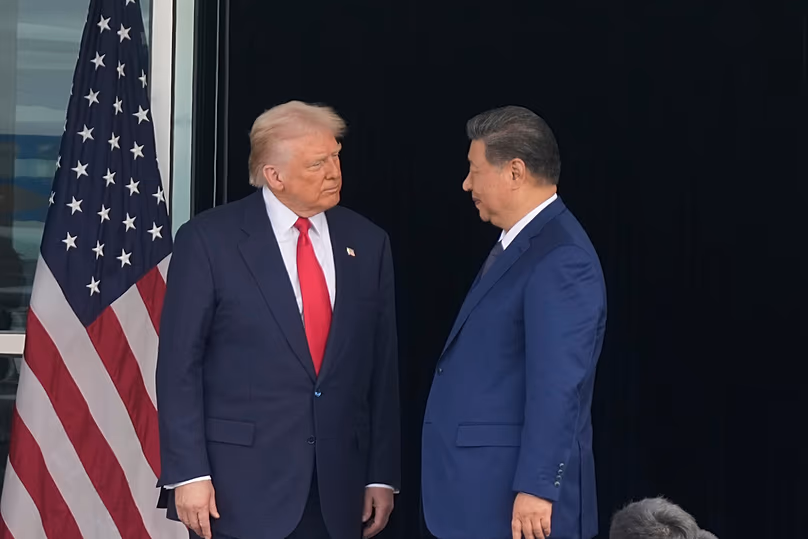 DOSSIER – Le président Donald Trump et le président chinois Xi Jinping se regardent après leur rencontre à l'aéroport international de Gimhae à Busan, en Corée du Sud, le 30 octobre 2025.