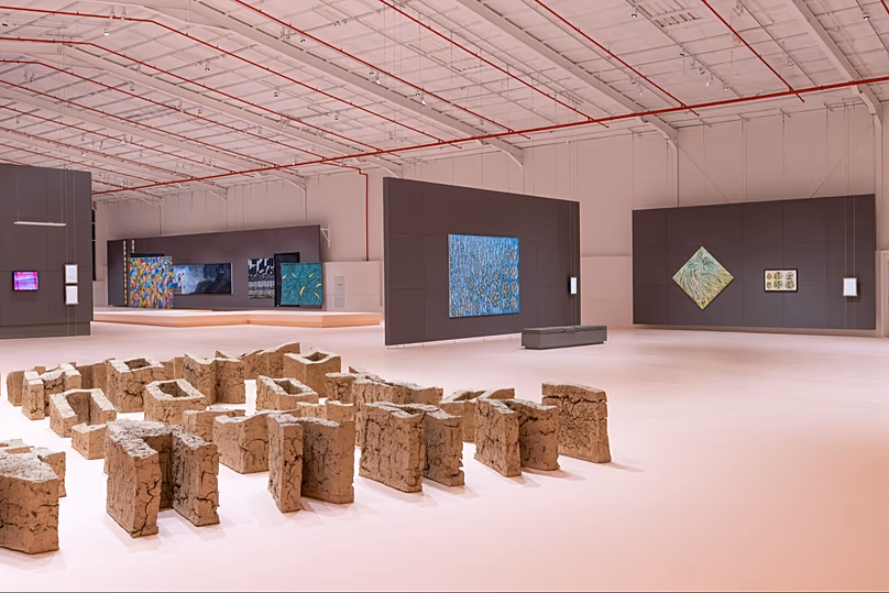 Vue de l'installation, avant ; Pio Abad, Vanwa (2023_2026), arrière-plan à droite ; Kamala Ibrahim Ishag, Blues pour les martyrs (2022), Lady Grown in a T