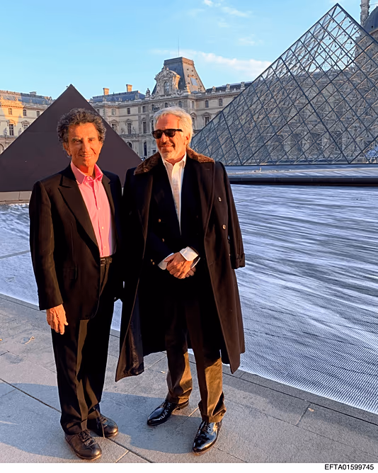 Cette photo publiée par le ministère américain de la Justice montre Jeffrey Epstein et le ministre français de la Culture Jack Lang au Louvre à Paris.