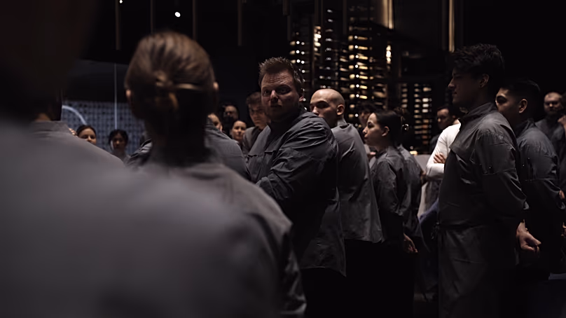 Rasmus Munk, fondateur et chef cuisinier d'Alchemist s'adressant aux chefs lors de l'événement CONVERGENCE