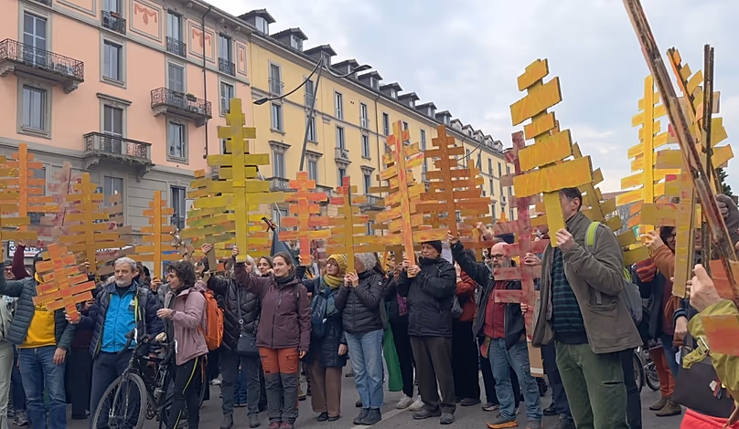 Des manifestants brandissent des pancartes à Milan, le 7 février 2026.