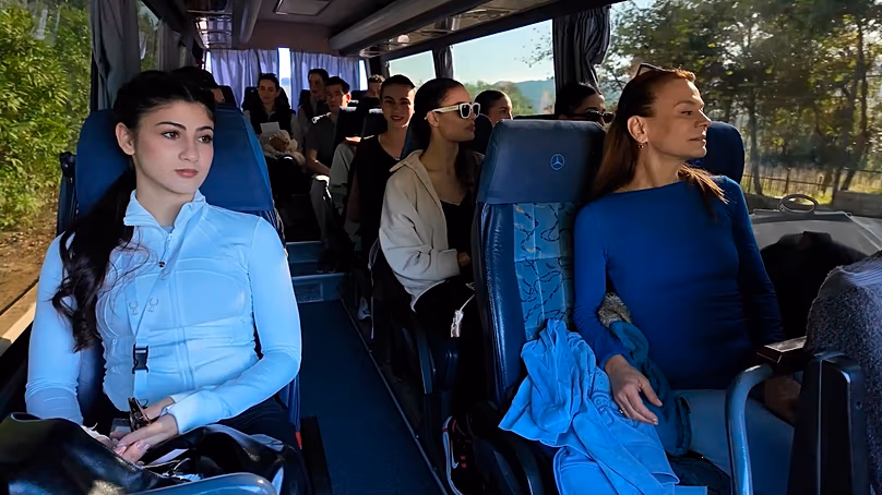 A l'intérieur du van transportant l'équipe