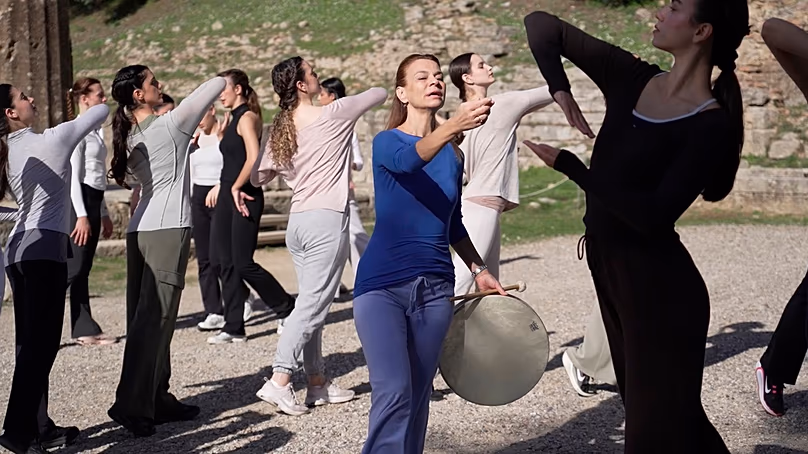 Artémis Ignace donnant des instructions aux prêtresses