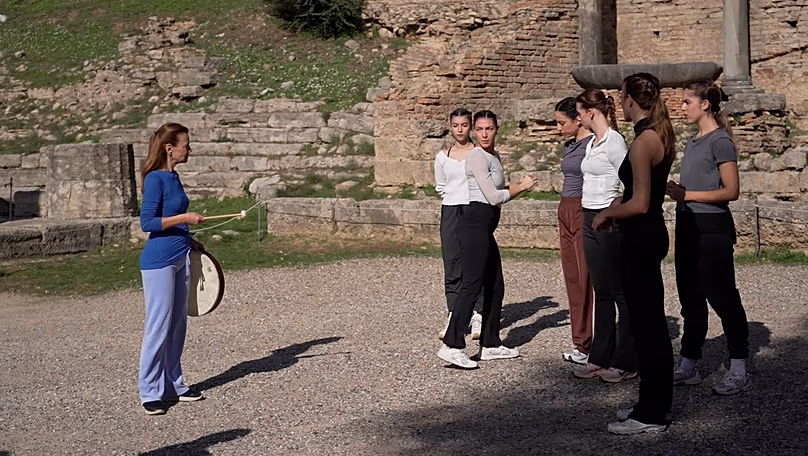 Artemis Ignatiou (avec tambour) donnant des instructions