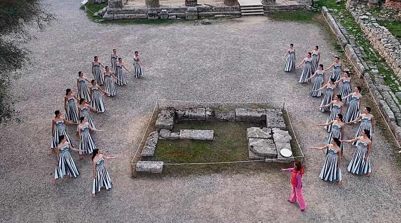 Les prêtresses avec A. Ignace devant le Temple d'Héra