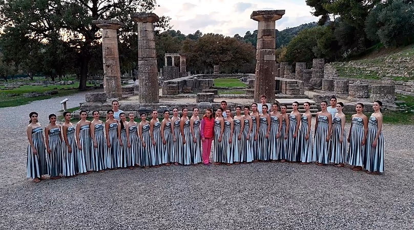Les prêtresses, les Kouroi et Artémis Ignace devant le Temple d'Héra