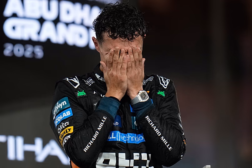 Le pilote McLaren Lando Norris, d'Angleterre, réagit après être devenu champion du monde après le Grand Prix de Formule 1 d'Abou Dhabi, aux Émirats arabes unis, le dimanche 7 décembre 2025.