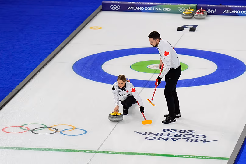 Jocelyn Peterman et Brett Gallant, du Canada, participent à une séance du tournoi à la ronde en double mixte de curling aux Jeux olympiques d'hiver de 2026, à Cortina, le 6 février 2026.
