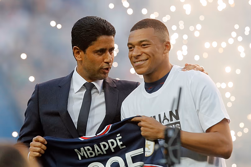 Le président du PSG, Nasser Al-Khelaifi, s'entretient avec Kylian Mbappé alors qu'il annonce qu'il a signé une prolongation de contrat de trois ans, le 21 mai 2022.