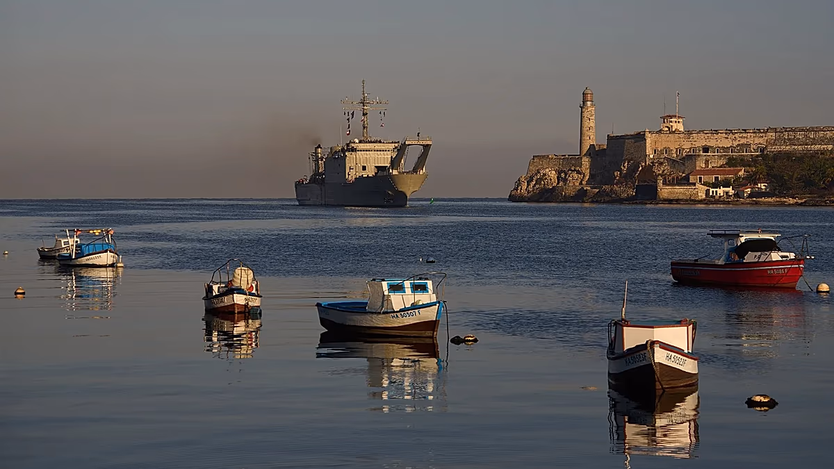Des navires de la marine mexicaine transportant de l'aide humanitaire accostent à Cuba alors que le blocus américain déclenche une crise énergétique