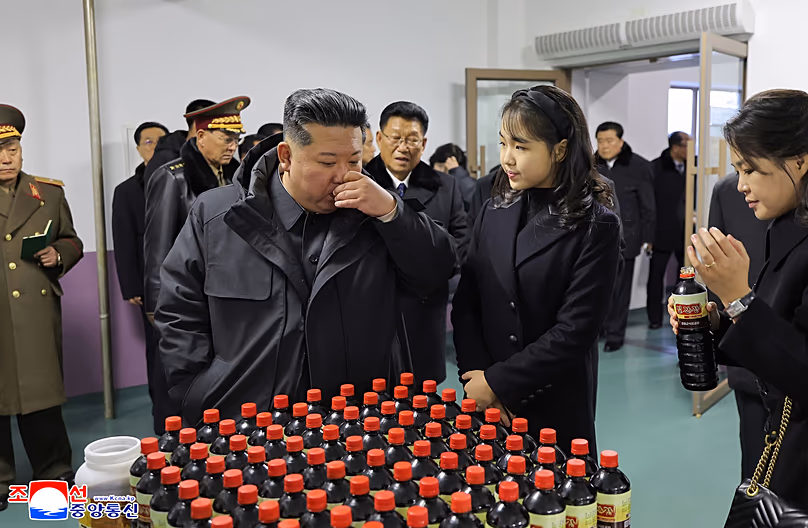 Le dirigeant nord-coréen Kim Jong-un et sa fille inspectent une usine alimentaire nouvellement construite à Pyongyang, le 15 décembre 2025.