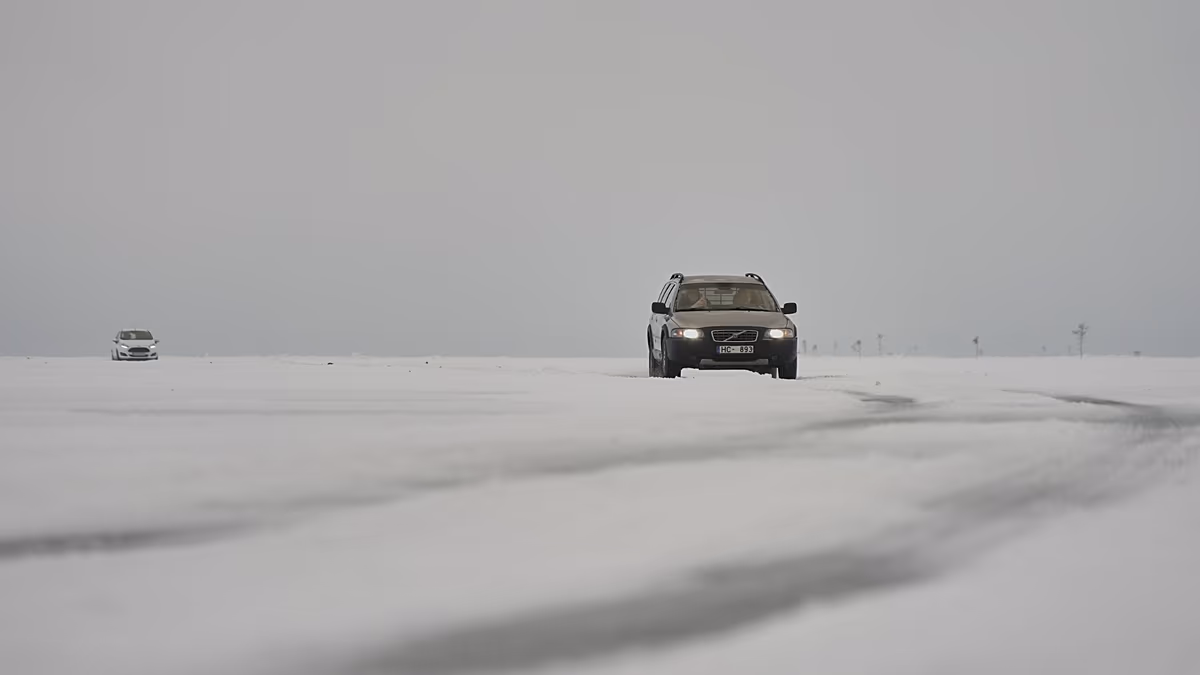 Les Estoniens roulent sur une route de glace traversant une mer gelée : qu'est-ce qui se cache derrière le froid ?
