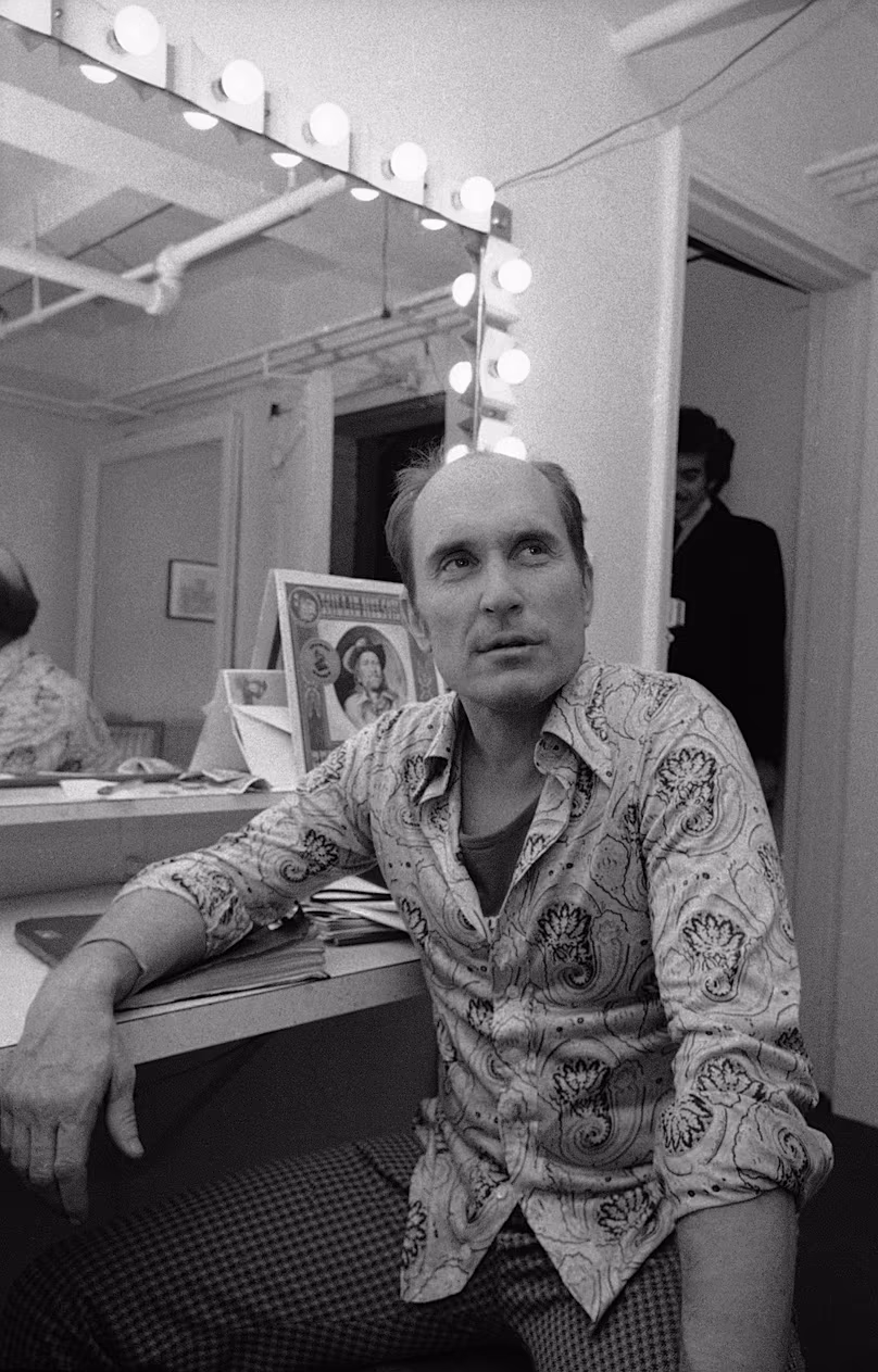 Robert Duvall montre le T-shirt qu'il porte dans une nouvelle pièce de Broadway, "Buffle américain," après la première de la pièce au Ethel Barrymore Theatre de New York, le 8 février 1977.