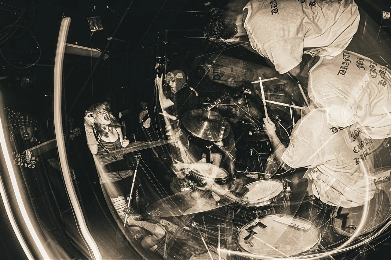 Franklin Littlefield a pris cette photo floue d'un concert punk à Providence, Rhode Island, aux États-Unis, capturant le dynamisme du moment.