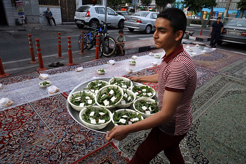 Les musulmans rompent leur jeûne après le coucher du soleil avec un repas iftar.