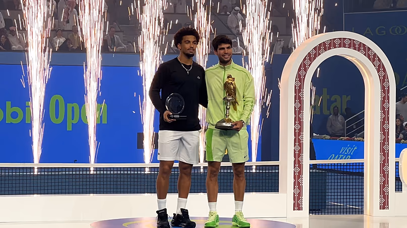 Carlos Alcaraz et Arthur Fils posent pour la photo après l'Open du Qatar 2026
