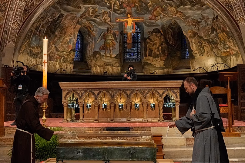 Les frères prient devant la dépouille de François d'Assise à la veille de l'exposition marquant le 800e anniversaire de sa mort, le 21 février 2026