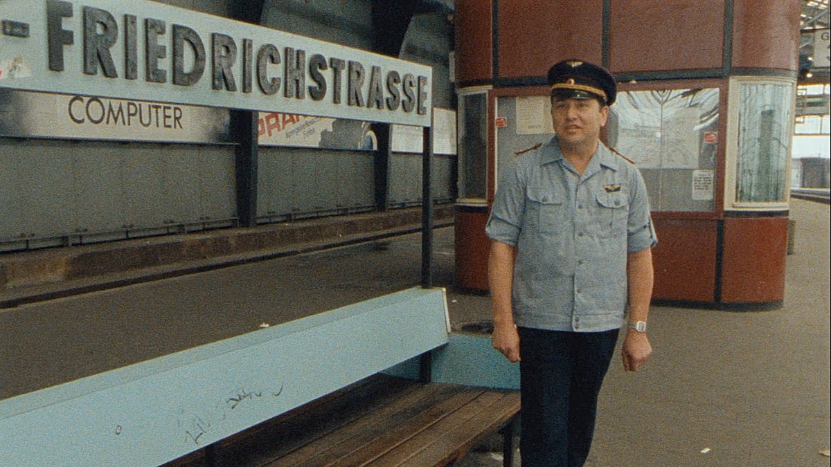 Bilan de la réunification : un film de la Berlinale explore la Friedrichstrasse après la chute du Mur