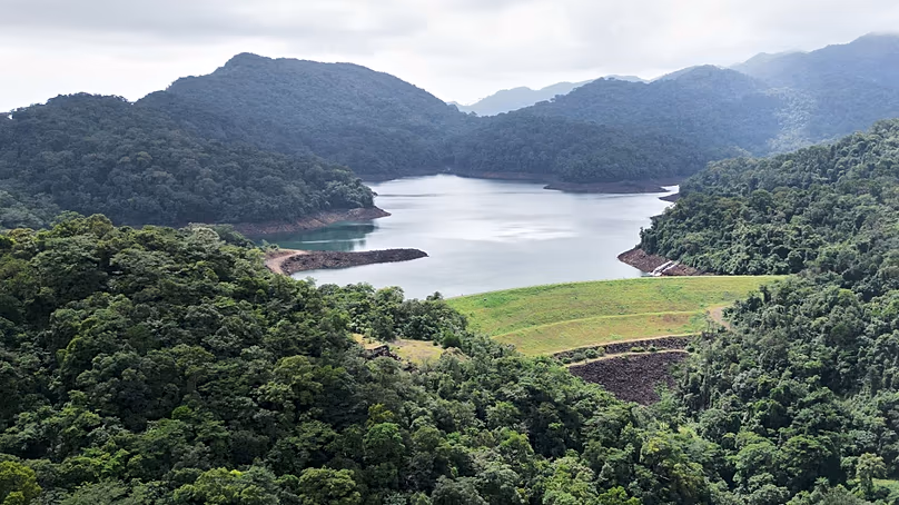 Une vue aérienne du barrage de Guma, à environ 1,6 km de Bio Barray, dans le parc national de la péninsule occidentale, en Sierra Leone, le mercredi 2 juillet 2025.