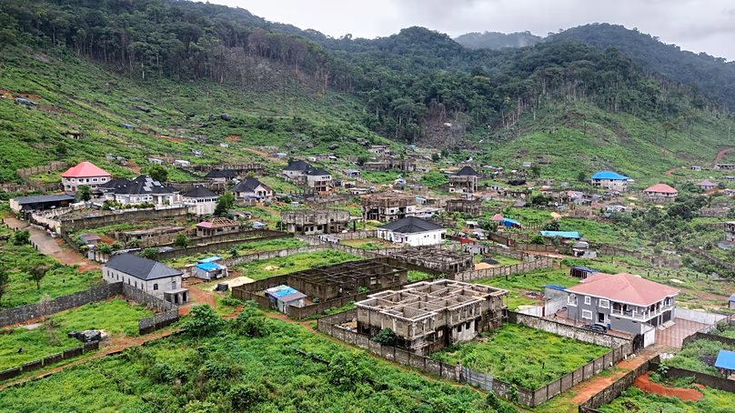 Une vue aérienne de demeures en construction à Bio Barray, dans la banlieue de Freetown, en Sierra Leone, le mercredi 2 juillet 2025.
