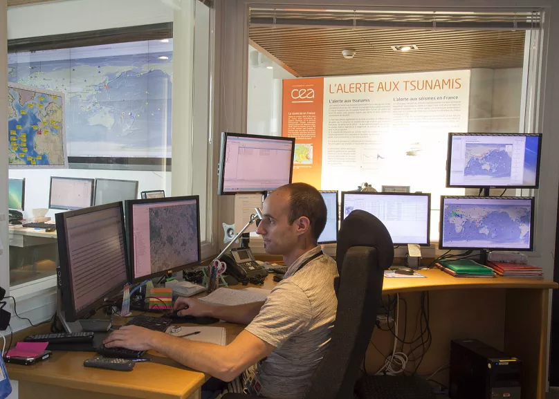 Un spécialiste analyse les données sismiques au CENALT.