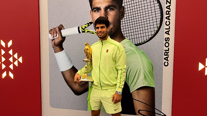 Carlos Alcaraz prend une photo après avoir remporté le titre de l'Open du Qatar 2026