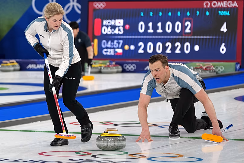 Les Norvégiens Magnus Nedregotten et Kristin Skaslien en action lors du tournoi à la ronde en double mixte aux Jeux olympiques d'hiver de 2026, à Cortina, le 7 février 2026.