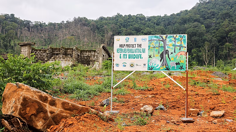 Un panneau appelant à la protection du parc national de la péninsule de la zone occidentale, en Sierra Leone, le samedi 5 juillet 2025.