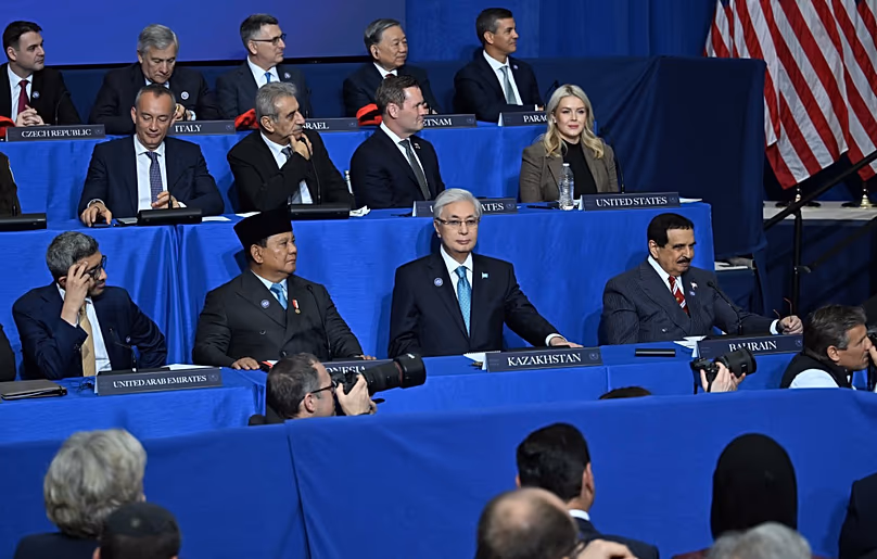 Le président du Kazakhstan, Kassym-Jomart Tokayev, parmi d'autres dirigeants lors de la réunion inaugurale du Conseil de la Paix