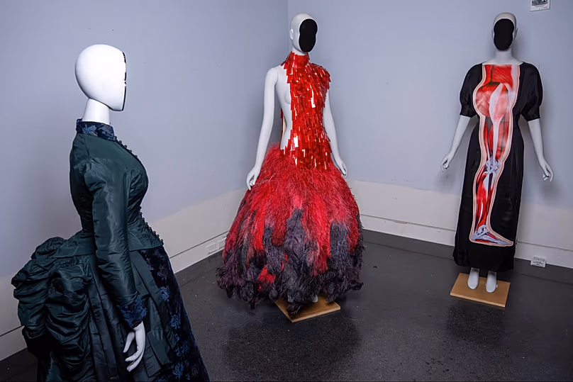 DOSSIER : Une robe de marche vintage, de gauche à droite, une robe Alexander McQueen et une robe Christopher Kane en préparation pour l'exposition de printemps du Metropolitan Museum of Art