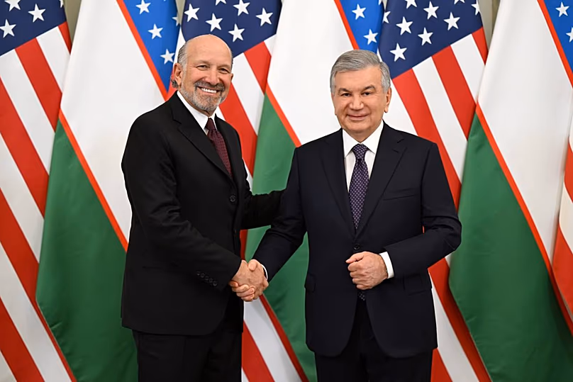 Le président ouzbek Shavkat Mirziyoyev et le secrétaire américain au Commerce Howard Lutnick