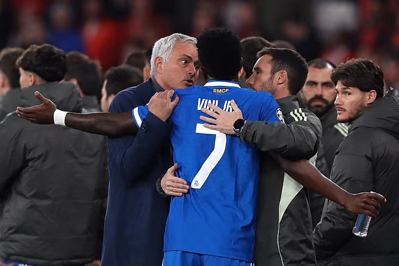 Vini Jr du Real Madrid se dispute avec l'entraîneur de Benfica José Mourinho après avoir marqué le premier but lors d'un match de Ligue des Champions à Lisbonne, Portugal, le mardi 17 février 2026.
