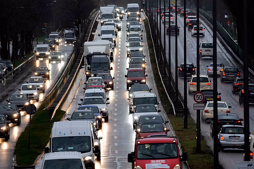 Des voitures et des camions sont coincés dans un embouteillage sur une autoroute lors d'une grève nationale des transports publics à Munich, en Allemagne, le lundi 27 mars 2023.