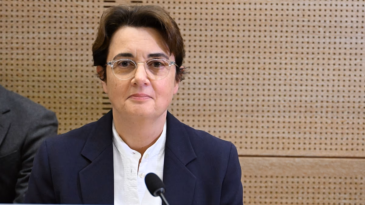 La directrice du Louvre, Laurence des Cars, démissionne alors que les conséquences des échecs de la sécurité française se poursuivent