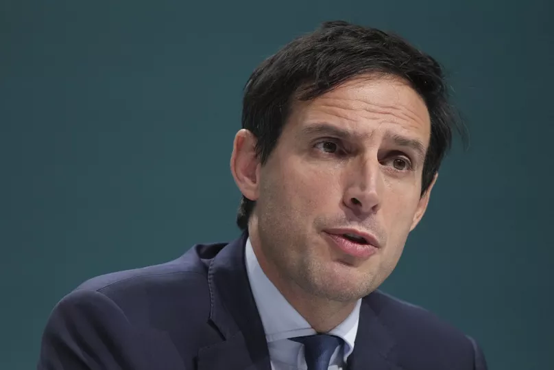 Wopke Hoekstra, commissaire européen au climat, s'exprime lors d'une conférence de presse à la COP29.