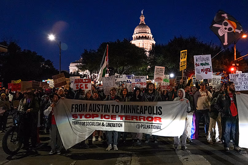 Les manifestants défilent sur l'avenue du Congrès dans le cadre d'une protestation nationale contre les actions des services d'immigration et des douanes des États-Unis, le vendredi 30 janvier 2026, à Austin, Texas.