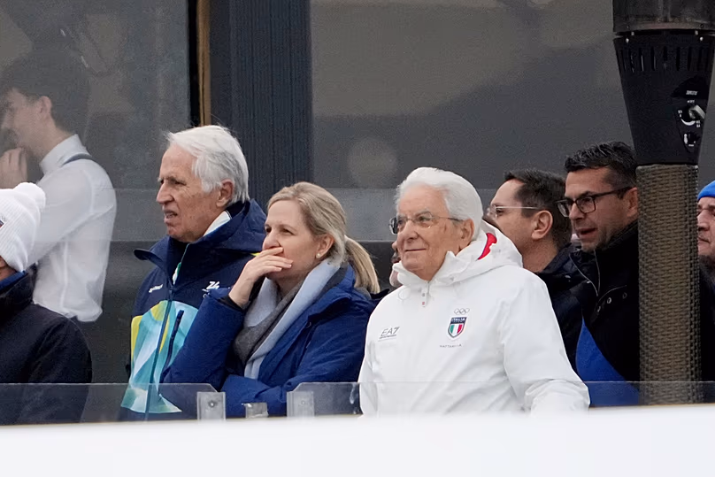 Le président italien Sergio Mattarella et la présidente de l'ICC Kirsty Coventry assistent à une course de super-G de ski alpin aux Jeux olympiques d'hiver de 2026, à Cortina d'Ampezzo, le 19 février 2026.