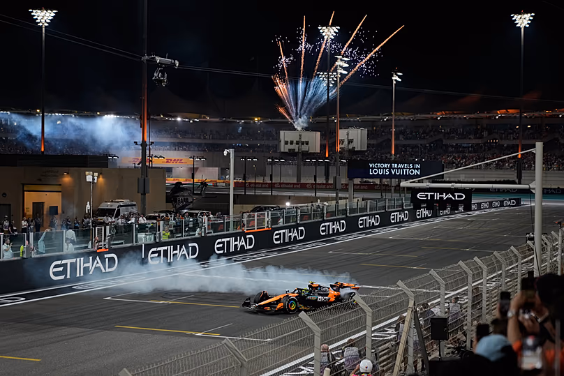 Le pilote britannique McLaren, champion du monde de Formule 1, Lando Norris, brûle des pneus après le Grand Prix de Formule 1 d'Abu Dhabi, à Abu Dhabi, Émirats arabes unis, le dimanche 7 décembre 2025.