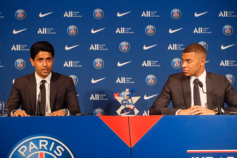 L'attaquant du PSG Kylian Mbappé et le président du PSG Nasser Al-Al-Khelaifi lors d'une conférence de presse à Paris, le 23 mai 2022.