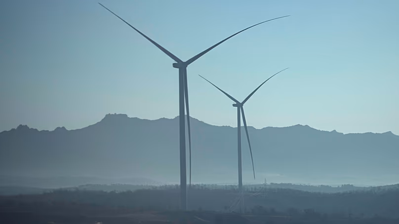 Des éoliennes sont vues depuis un train reliant Pékin à Shenyang, dans le nord-ouest de la Chine, le 3 janvier 2026.