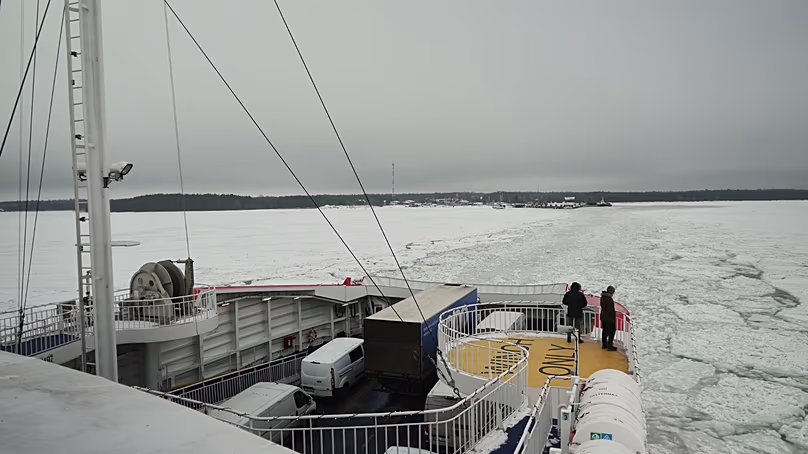 Un ferry s'approche de la mer Baltique gelée depuis l'île de Hiuumaa, en Estonie, le mardi 10 février 2026.