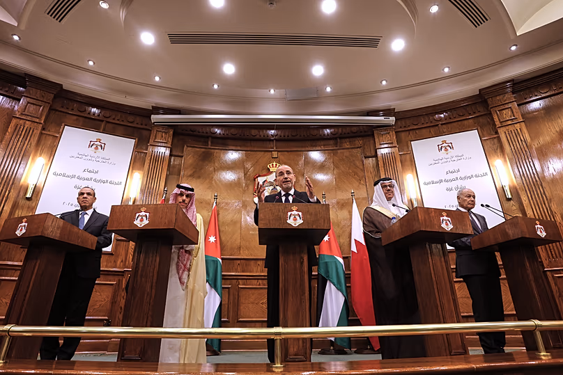 Les ministres des Affaires étrangères égyptien, saoudien, jordanien et bahreïnien et le secrétaire général de la Ligue arabe, Ahmed Aboul Gheit, lors d'un comité ministériel sur Gaza, Amman, Jordanie, le 1er juin 2025.